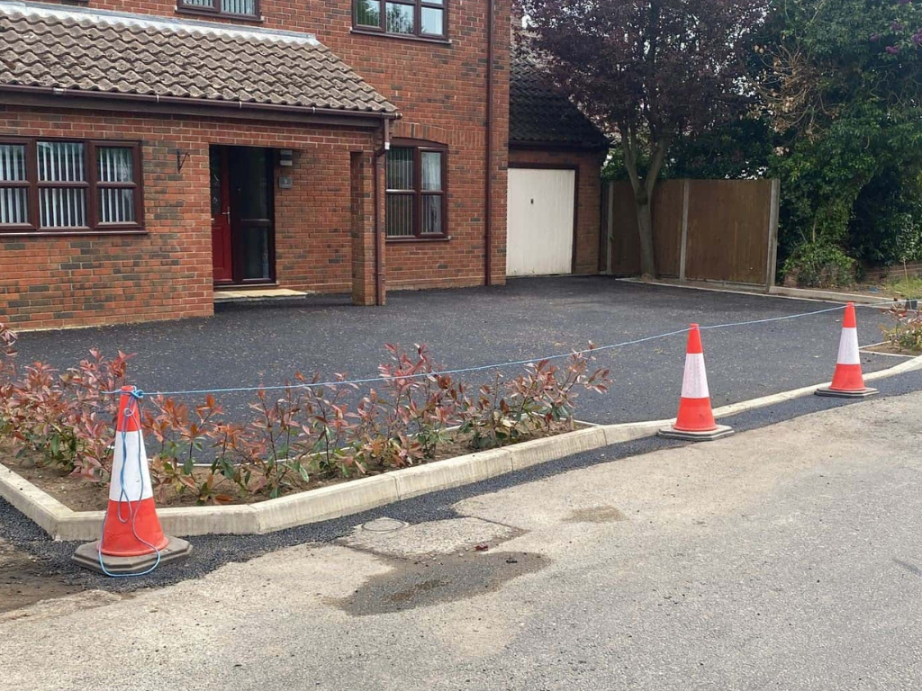 This is a newly installed tarmac driveway just installed by Watton Driveway Solutions